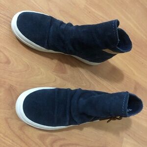 Navy suede Sperry zip high tops EUC size 7 women’s